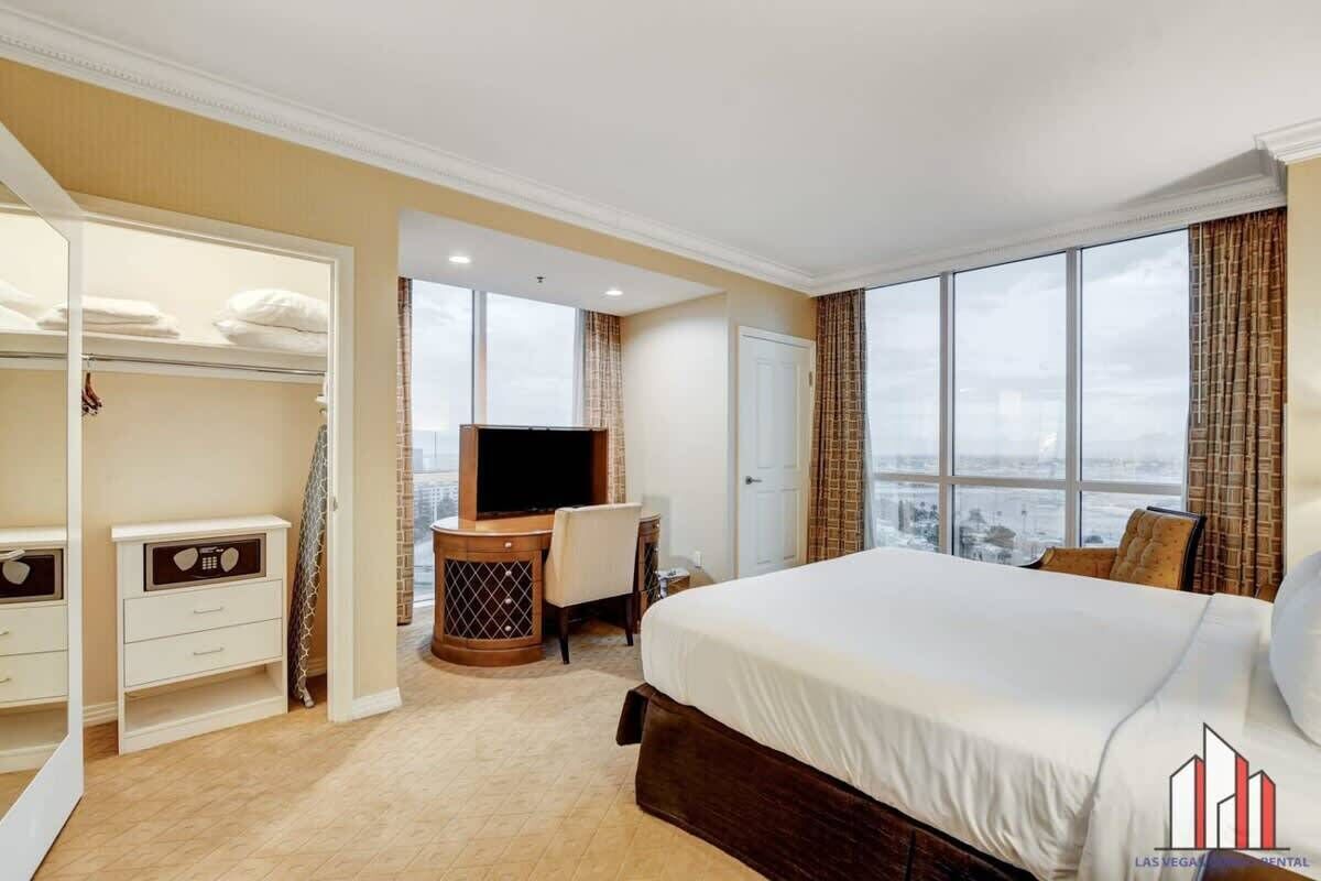 1 Schlafzimmer, Zimmersafe, Schreibtisch, Bügeleisen/Bügelbrett