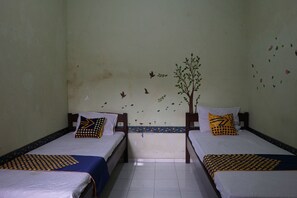 Twin Room | Laptop workspace, free WiFi, bed sheets