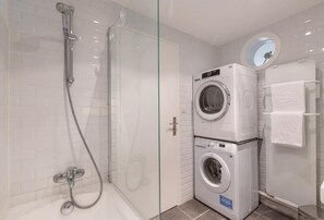 Dusche, Haartrockner, Handtücher, Toilettenpapier