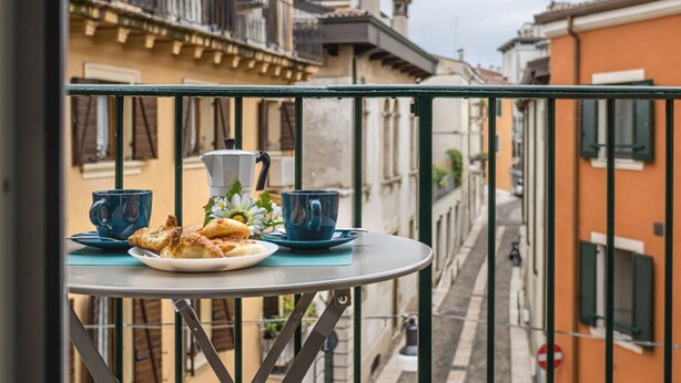 Outdoor dining - Vicolo Circolo@Castelvecchio (Verona)