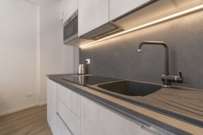 Kühlschrank, Mikrowelle, Herdplatte, Geschirrspüler