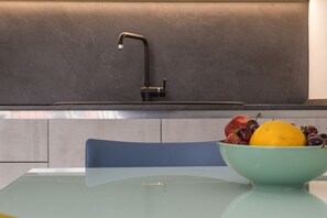Réfrigérateur, micro-ondes, plaque de cuisson, lave-vaisselle