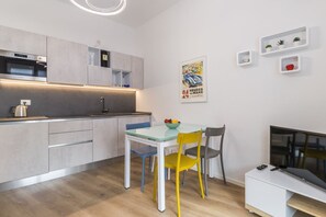 Réfrigérateur, micro-ondes, plaque de cuisson, lave-vaisselle