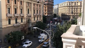 A street view with buildings, vehicles, and a clear sky. - Mamalu Studios and Suites (Naples)