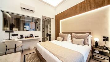 Sengetøy av topp kvalitet, dundyner, safe på rommet og skrivebord