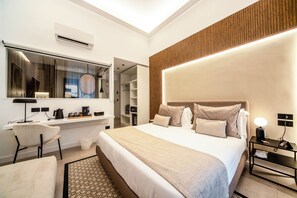 أغطية فراش متميزة وألحفة محشوة بالريش وخزنة داخل الغرفة ومكتب