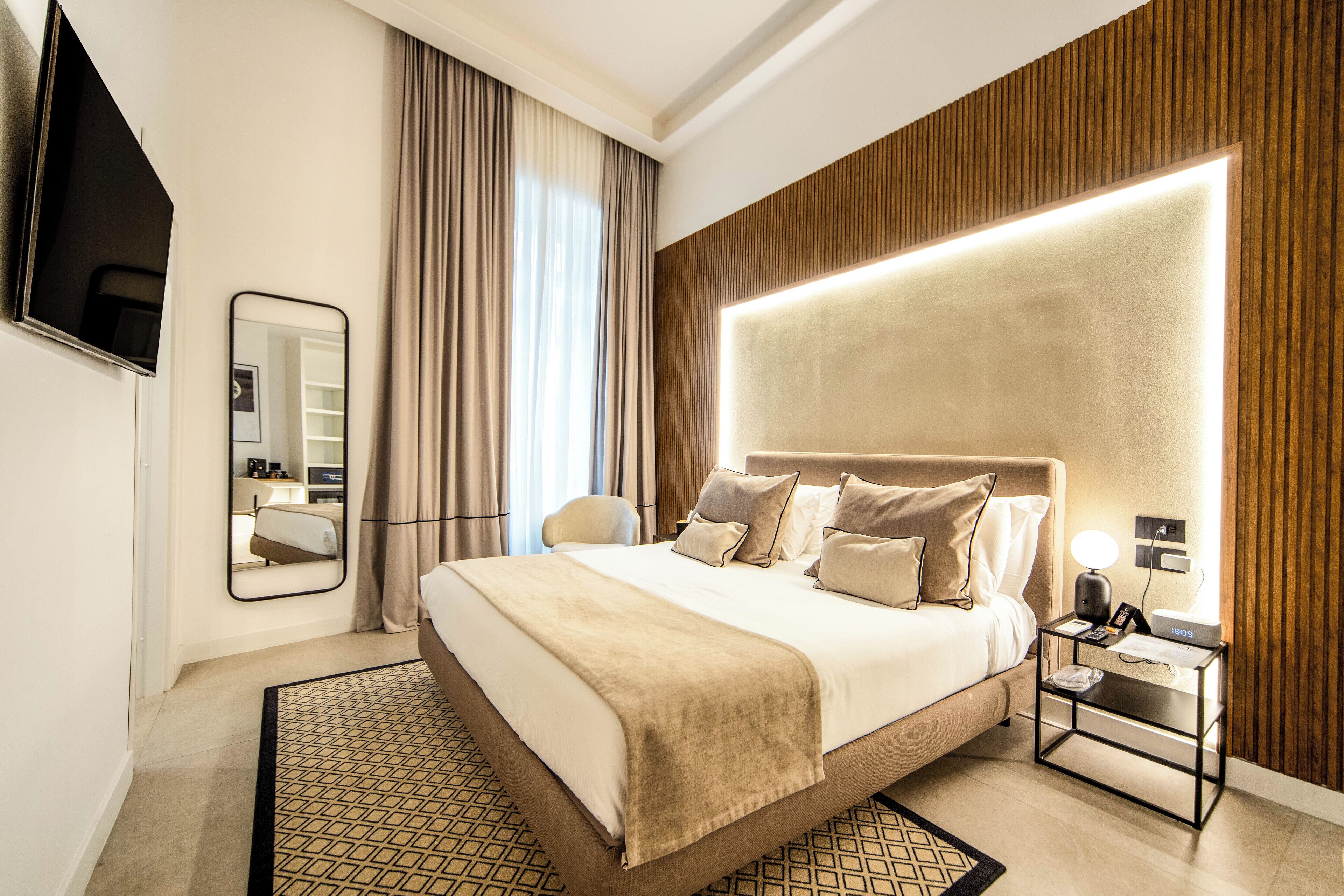 Habitación Deluxe | Ropa de cama de alta calidad, edredones de plumas, caja fuerte