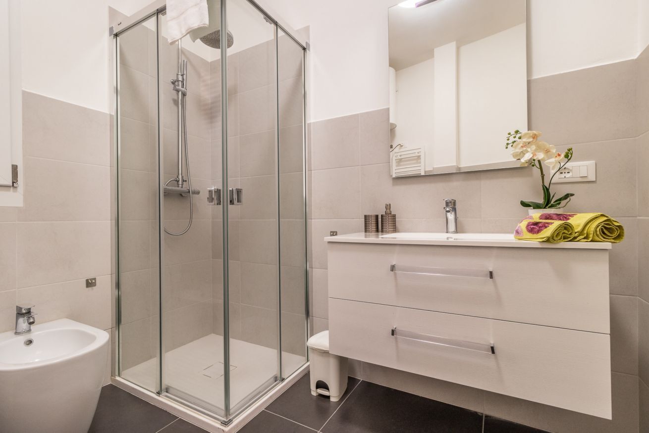 Een douche, een haardroger, een bidet, handdoeken