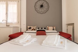 1 habitación, tabla de planchar con plancha, cuna de viaje y wifi 