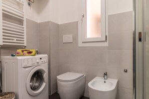 Shower, hair dryer, bidet, towels - Grey House in the heart of Treviso (Treviso)