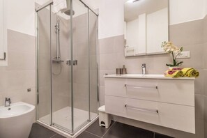 Doccia, asciugacapelli, bidet, asciugamani