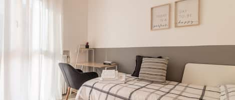 2 habitaciones, tabla de planchar con plancha, cuna de viaje y wifi