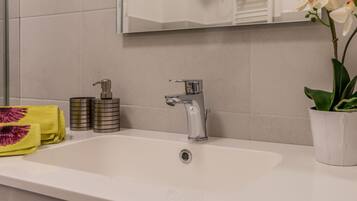 Doccia, asciugacapelli, bidet, asciugamani