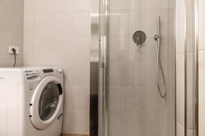 Bruser, hårtørrer, bidet, håndklæder