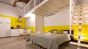 Tabla de planchar con plancha, wifi y ropa de cama 