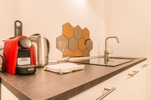 Een koelkast, een magnetron, een kookplaat, een vaatwasser