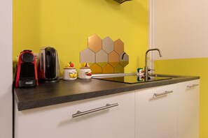 Frigorífico, microondas, placa de cocina y lavavajillas