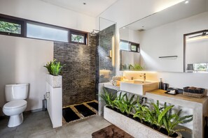 Villa Deluxe, 4 chambres, piscine privée, vue sur la piscine | Salle de bain | Douche, douche cascade, séchoir à cheveux, serviettes fournies