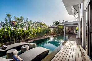 Outdoor pool, pool loungers - Modern Varvara villa (Canggu)