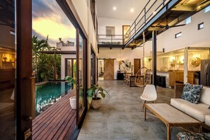 Deluxe Villa, 4 Bedrooms, Private Pool, Pool View | Ruang tamu | 32 inci televisyen skrin rata dengan digital 
