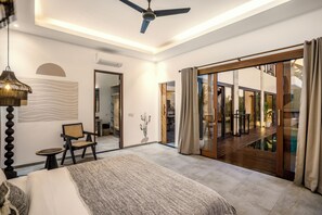 Vila luxo, 4 quartos, piscina particular, vista para a piscina | 4 quartos, cofres nos quartos, escrivaninha, Wi-Fi de cortesia