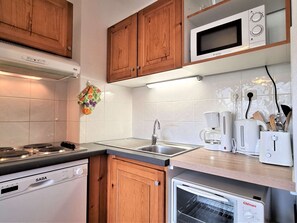 Een koelkast, een microgolfoven, een oven, een kookplaat