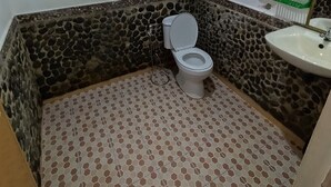 Kamar Double atau Twin Basic, pemandangan kebun | Kamar mandi