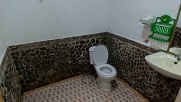 Basic Double or Twin Room, Garden View | Bathroom | Shower, towels