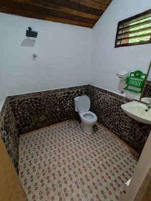 Basic Double or Twin Room, Garden View | Bathroom | Shower, towels - Batu Katak Gibbon guesthouse  (Bohorok)