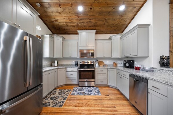 Kühlschrank, Mikrowelle, Ofen, Herdplatte