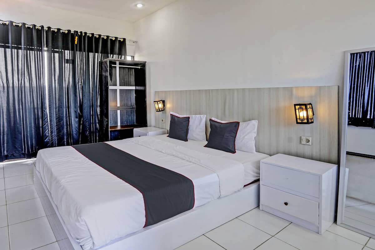 Deluxe Double Room | Laptop workspace, free WiFi, bed sheets