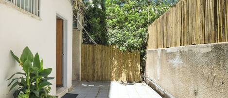 Vista frontal de la propiedad