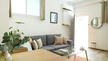 Apartment | Living area | 50-inch Smart TV with cable channels