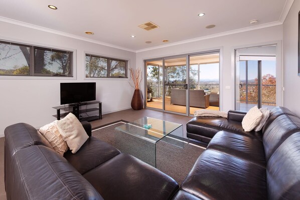 TV - Divine Views on Roper - Glorious three bedroom, two bathroom townhouse with views to die for! (Albury)