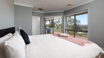 3 bedrooms, iron/ironing board, internet, bed sheets