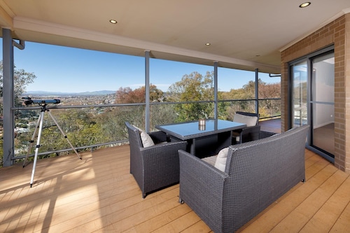 Divine Views on Roper - Glorious three bedroom, two bathroom townhouse with views to die for!