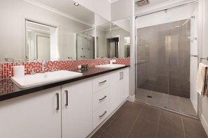 Bathroom - Divine Views on Roper - Glorious three bedroom, two bathroom townhouse with views to die for! (Albury)
