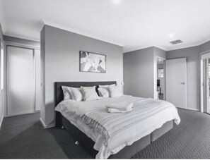 3 bedrooms, iron/ironing board, internet, bed sheets - Divine Views on Roper - Glorious three bedroom, two bathroom townhouse with views to die for! (Albury)