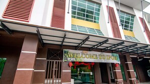 Un bâtiment sur lequel est apposée une enseigne indiquant : « BIENVENUE À IPOH ».