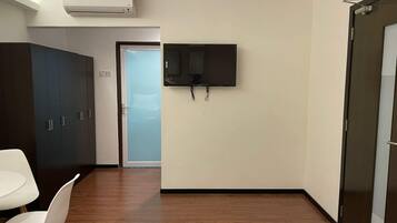 Economy Studio | Bahagian dalam