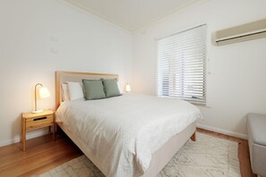 1 bedroom, iron/ironing board, internet, bed sheets - Cosy and Chic on Olive - Stylish one bedroom apartment in central Albury (Albury)