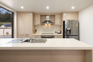 Microwave, oven, stovetop, dishwasher - Gorgeous Gem on Jones - Comfortable three bedroom home with beautiful interior styling (East Albury)