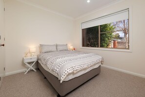3 bedrooms, iron/ironing board, Internet, bed sheets - Gorgeous Gem on Jones - Comfortable three bedroom home with beautiful interior styling (East Albury)