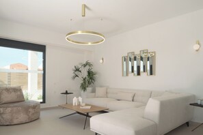 TV connectée, table de tennis de table, livres, chaîne hi-fi