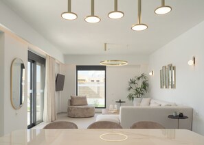 TV connectée, table de tennis de table, livres, chaîne hi-fi