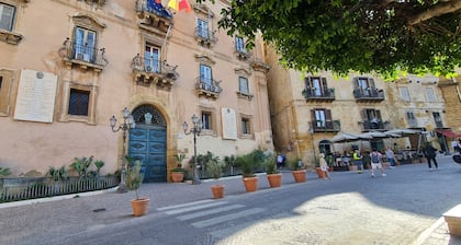 Renovated old house in Theater Square within walking distance of the Via Atenea
