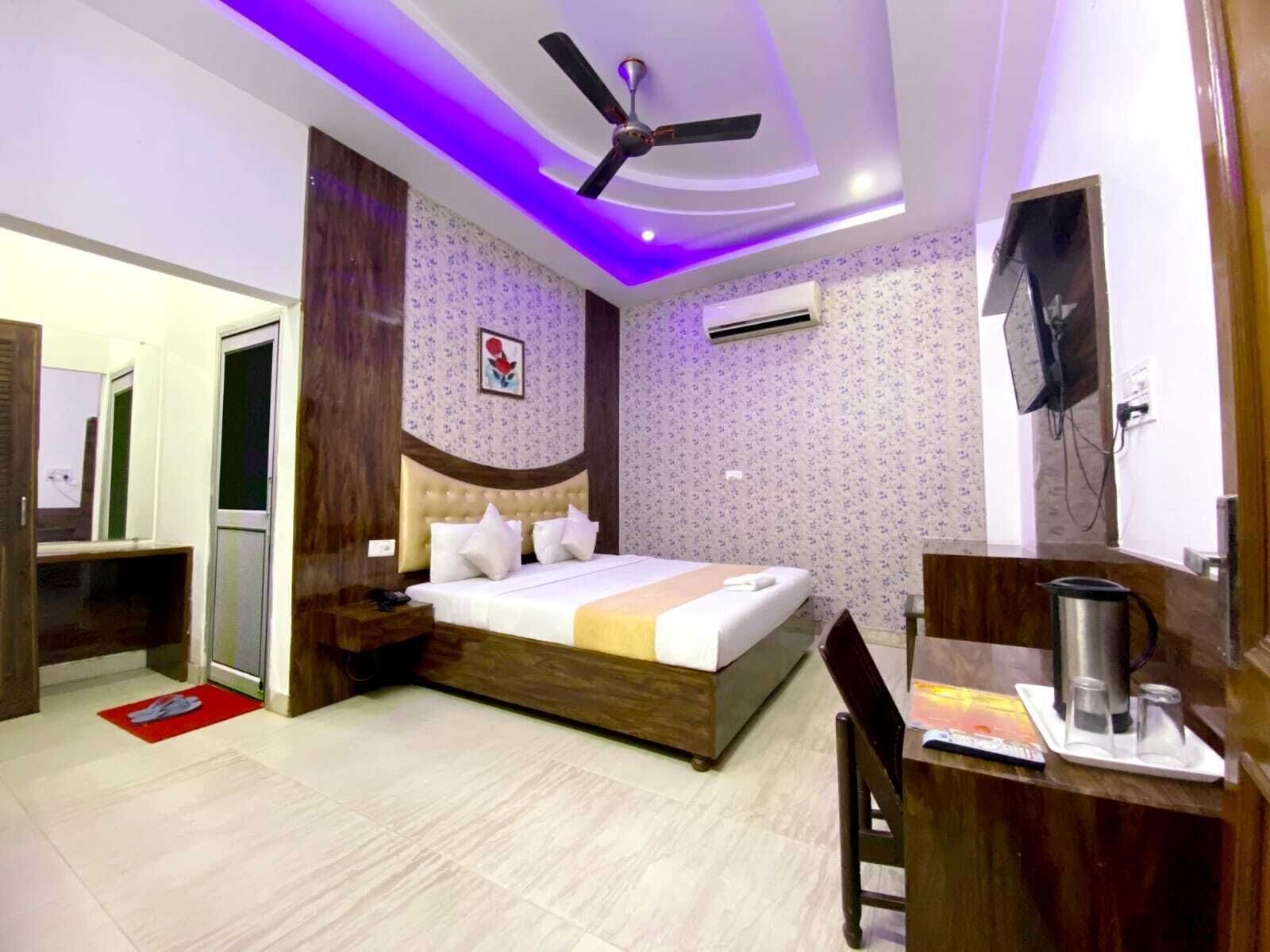 Classic Double or Twin Room | Desk, laptop workspace, free WiFi