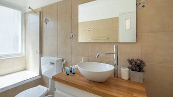 Monolocale, balcone, vista mare | Lavandino