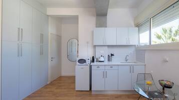 Studio | Yksityinen keittiö | Jääkaappi, mikroaaltouuni, liesi, espressokone