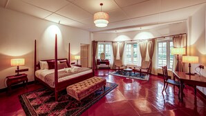 Deluxe Double Room | Peti besi dalam bilik, meja, kalis bunyi, seterika/papan seterika 